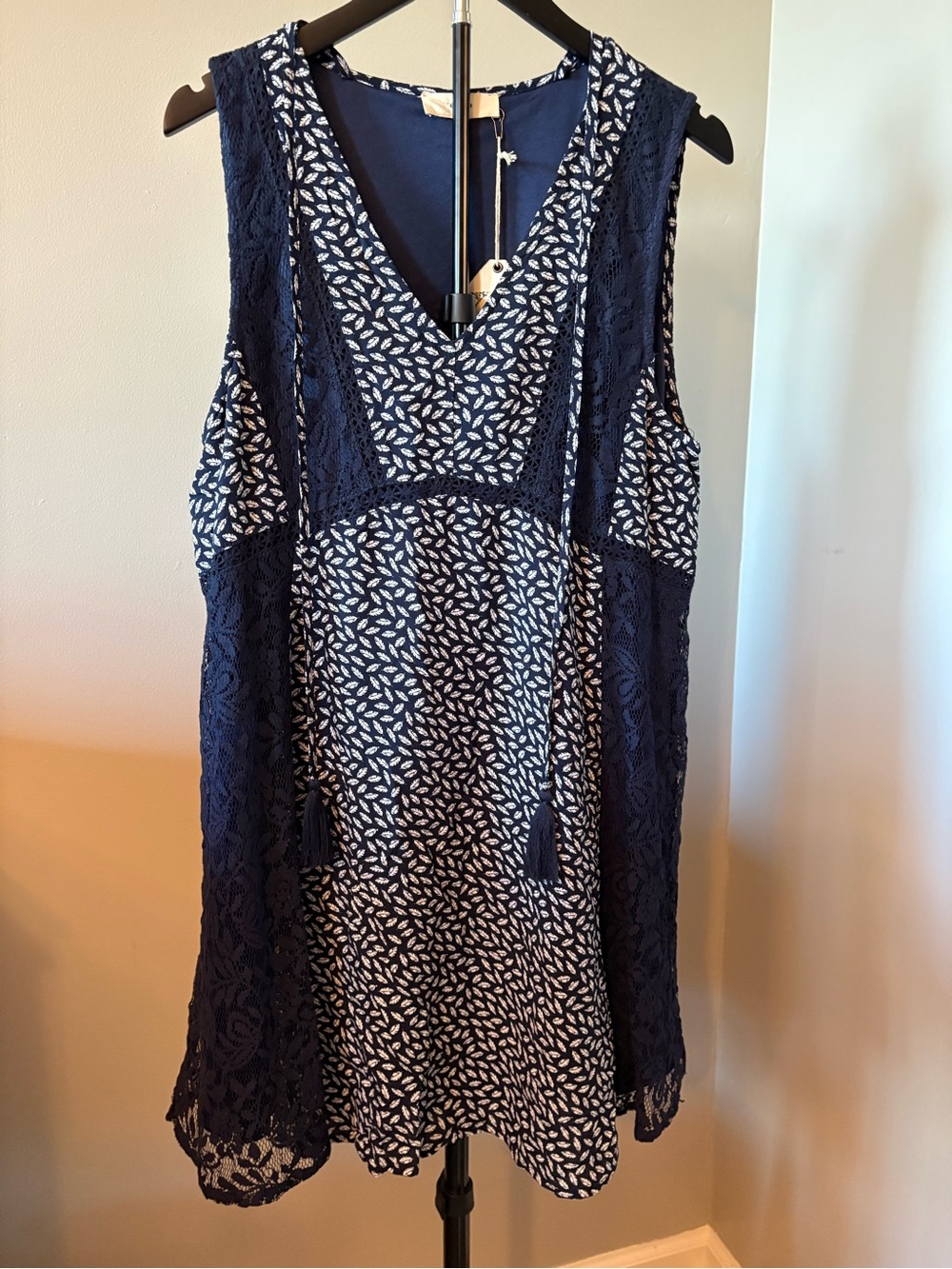 NWT Entro Size Medium Navy Lace-Trim Sleeveless Dress with White Print